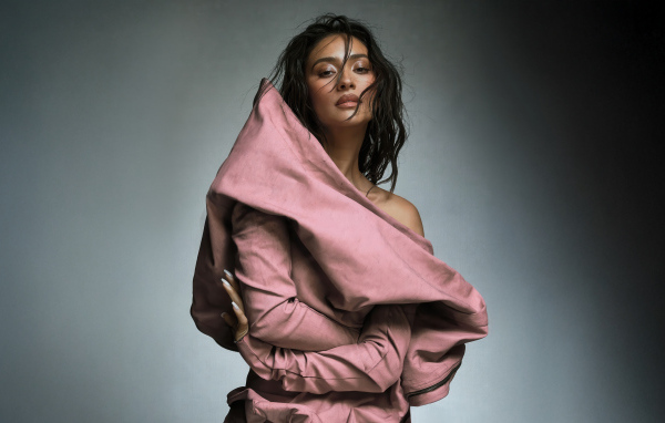 Актриса Шэй Митчелл на сером фоне