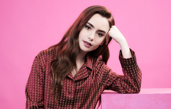 Красивая актриса Лили Коллинз в розовой комнате