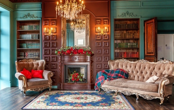 Красивая мебель в комнате с ковром 