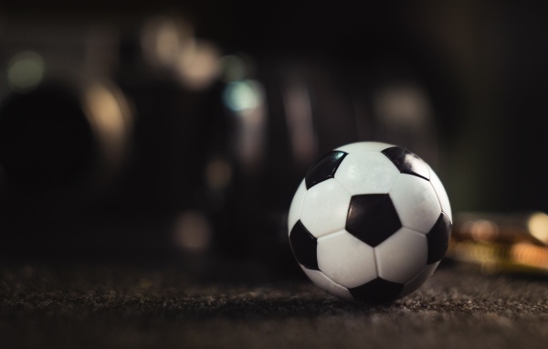 Черно - белый футбольный мяч