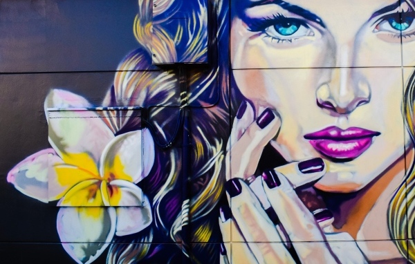 Нарисованное лицо девушки с цветком