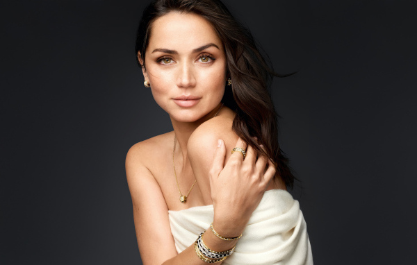 Нежная кареглазая девушка актриса Ана де Армас