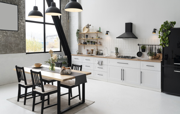 Большая светлая кухня с большим столом