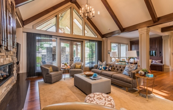 Большая гостиная с высокими потолками и стеклянной дверью