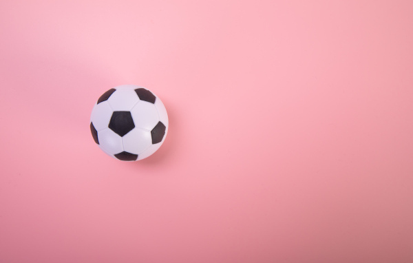 Футбольный мяч на розовом фоне