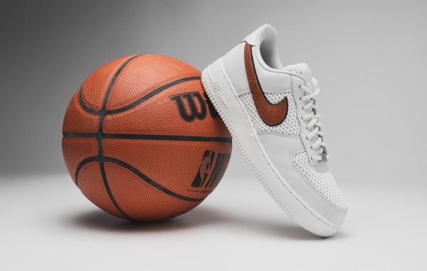 Спортивная обувь и баскетбольный мяч на сером фоне