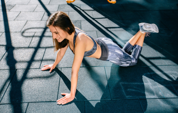 Спортивная девушка делает упражнения в спортзале