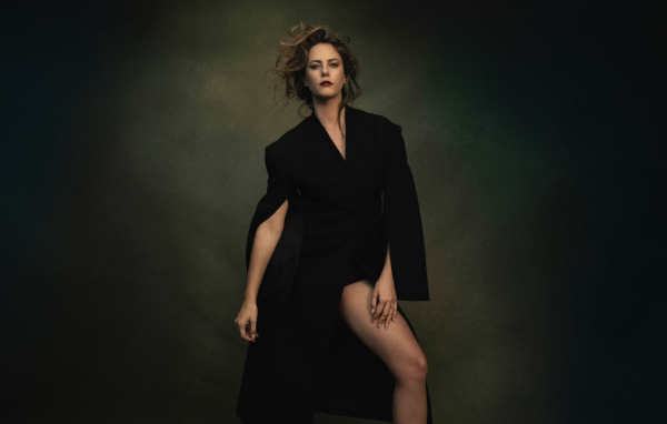 Эффектная актриса Кая Скоделарио в черном наряде