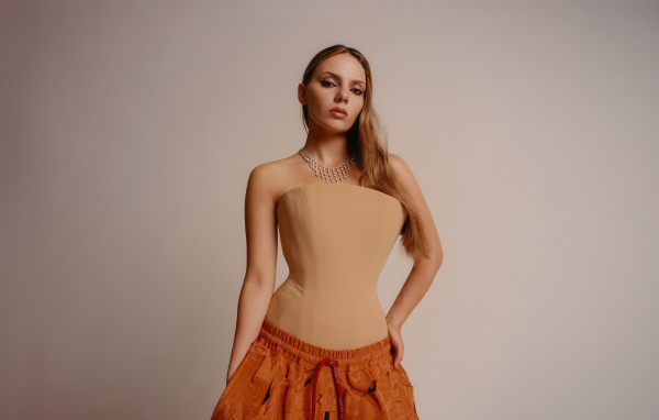 Молодая актриса Дафни Кин на сером фоне