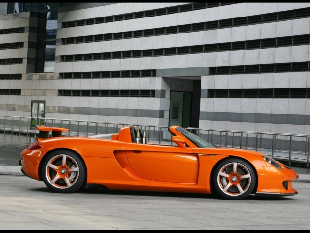 Оранжевый Porsche Carrera