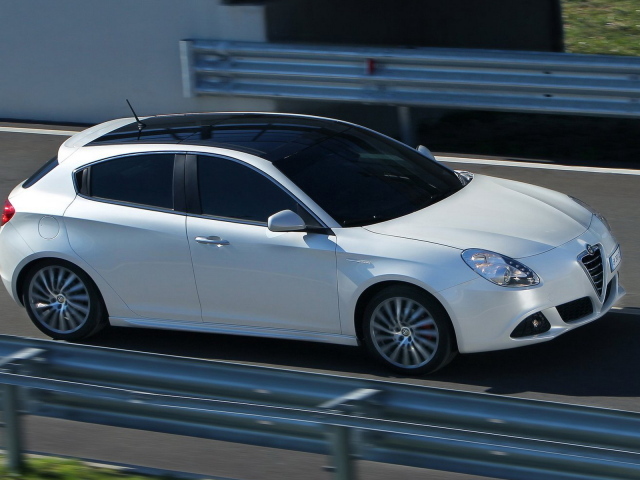 Белая Альфа Ромео Джульетта