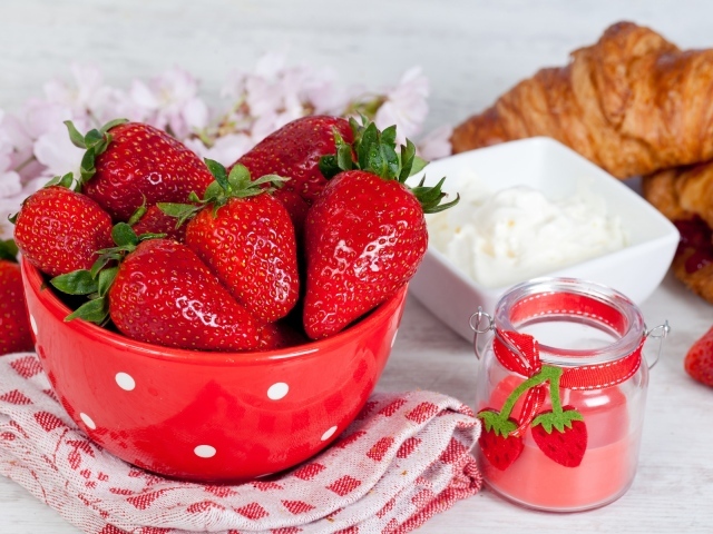 Strawberries and Sour Cream