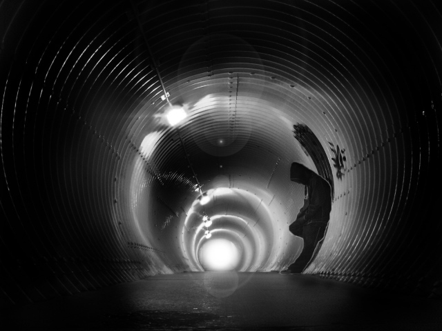 Человек в тоннеле