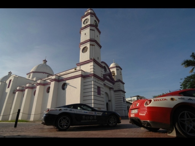 Автомобили у храма