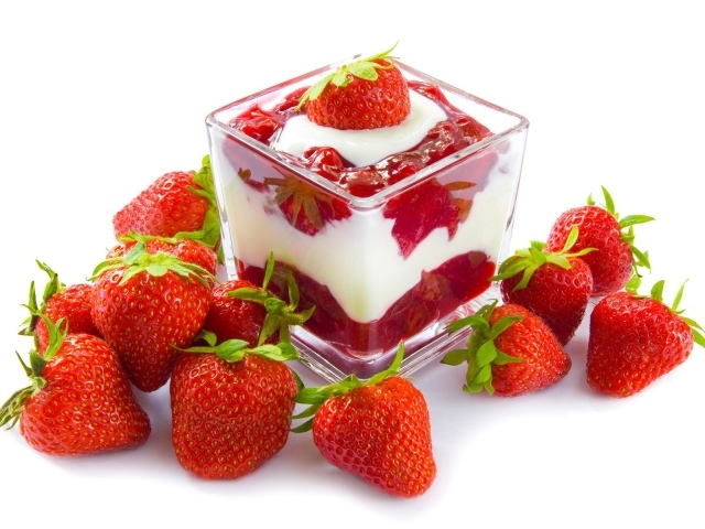 http://www.zastavki.com/pictures/640x480/2013/Food___Berries_and_fruits_and_nuts_Strawberry_with_creamin_the_glass_041341_29.jpg