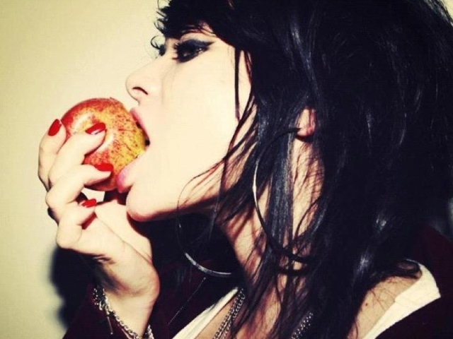 Alex Hepburn ест яблоко