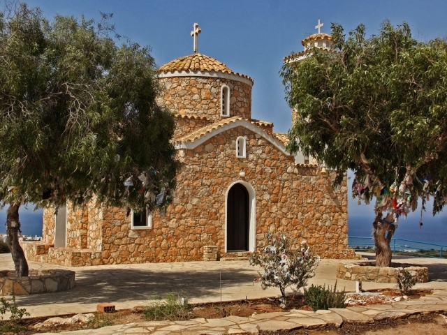 Религиозный храм у моря