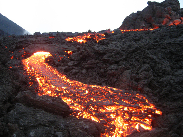 Потоки лавы от вулкана