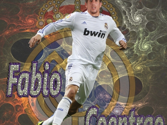 Игрок мадридского Реала Фабиу Коэнтрау с мячом