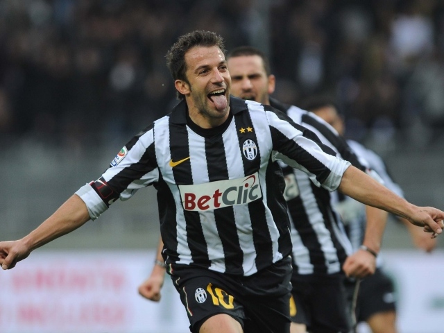 The player of Sydney Alessandro Del Piero scored a goal