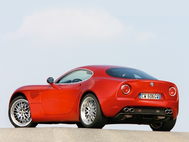 Автомобиль Alfa Romeo 8c competizione на дороге