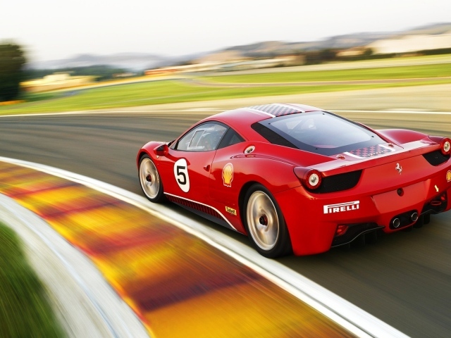 Красный Ferrari 458 Challenge