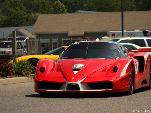 Красный Ferrari FXX
