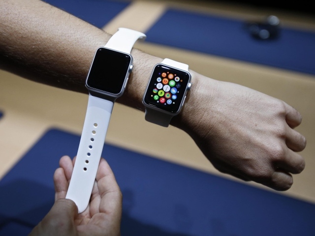 Примерка часов Apple Watch