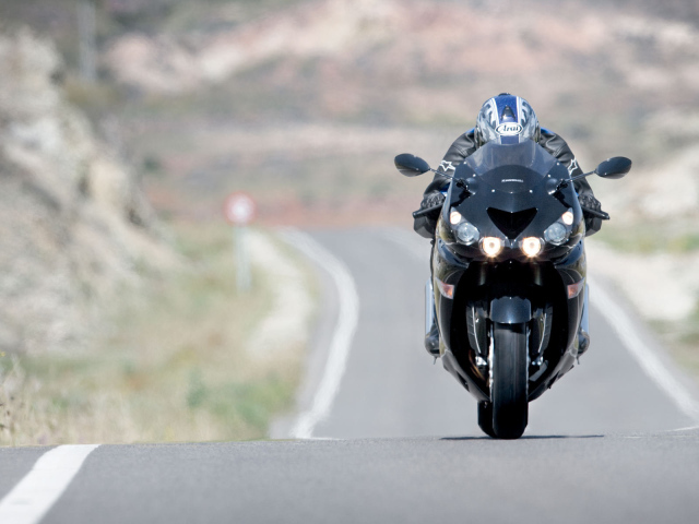 Быстрый мотоцикл Kawasaki ZZR 1400