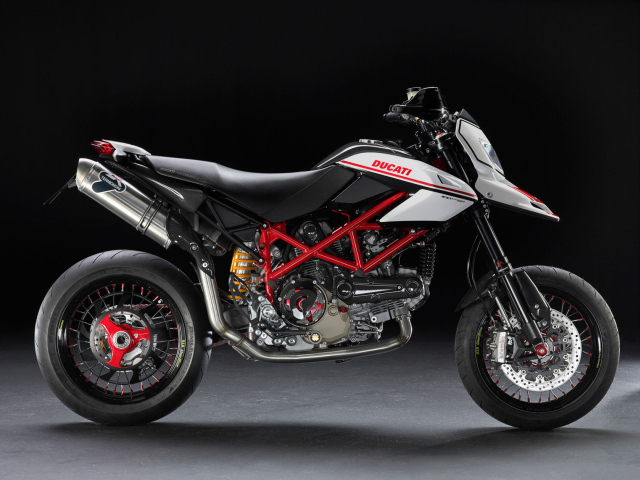 Новый мотоцикл на дороге Ducati Hypermotard