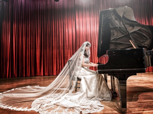 Невеста за роялем на сцене