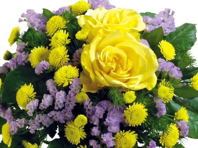 Жёлтые розы в букете с другими цветами