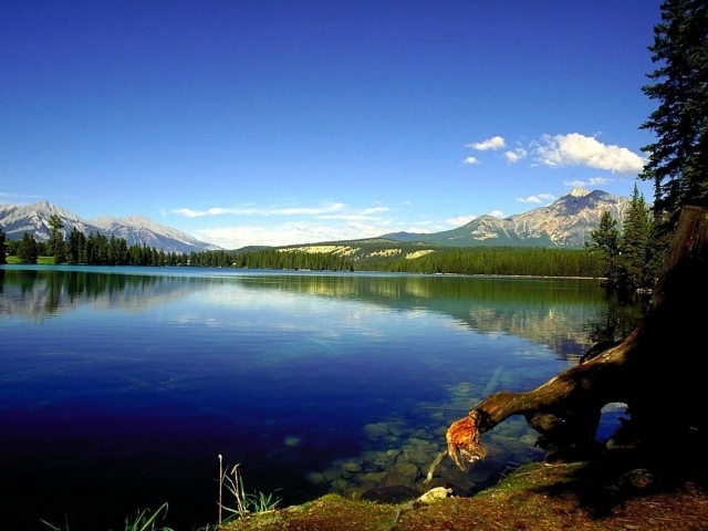Голубое озеро среди гор
