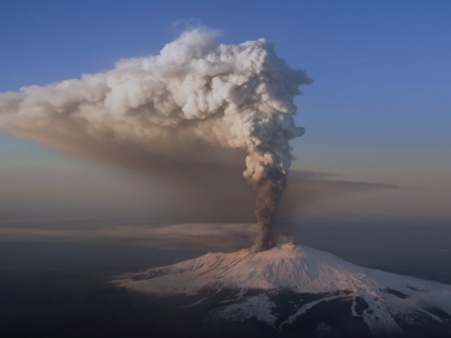 Дым вулкана на высоте