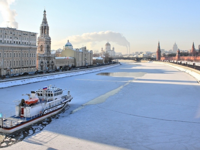 Снег в Москве на реке