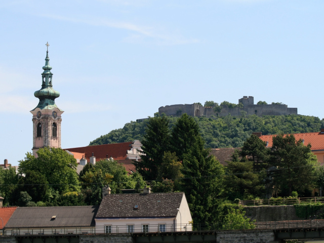 Церковь на фоне холма в городе Гайнберг, Австрия