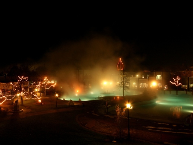 Ночные огни на курорте Бад Лойперсдорф, Австрия
