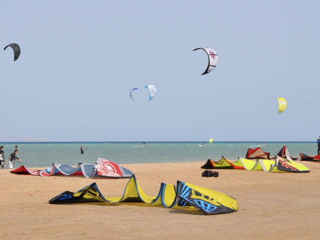 Отдых на пляже на курорте Эль Гуна, Египет