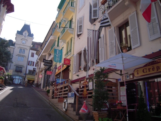 Городская улица на курорте Эвиан, Франция
