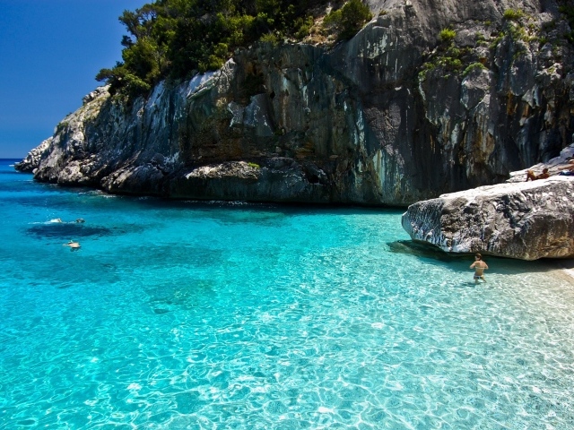 Скала на берегу моря на острове Сардиния, Италия