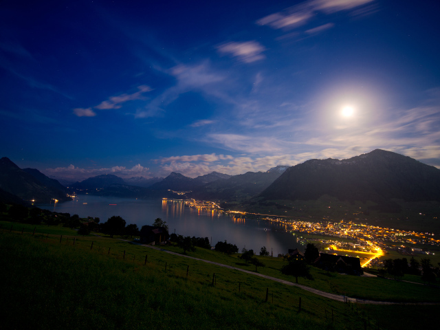 Полнолуние над прибрежным городом, Швейцария