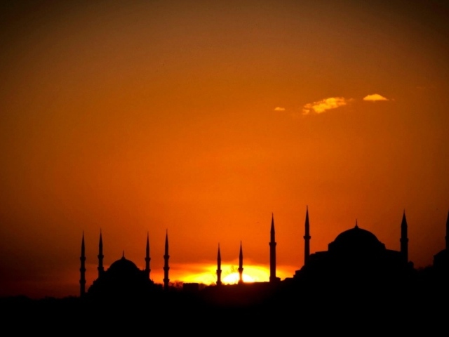 The sun disappeared behind the temples in Istanbul