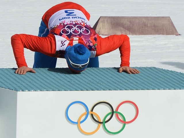 Обладатель золотой медали в дисциплине лыжные гонки Александр Легков из России