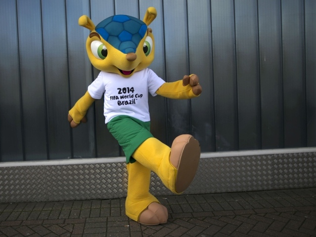 Синий броненосец - талисман Чемпионата Мира по футболу в Бразилии 2014