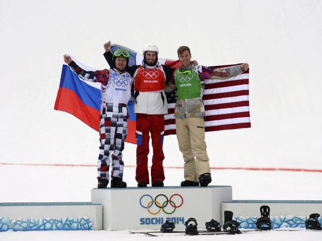 Обладатель серебряной медали в дисциплине сноуборд Николай Олюнин на олимпиаде в Сочи