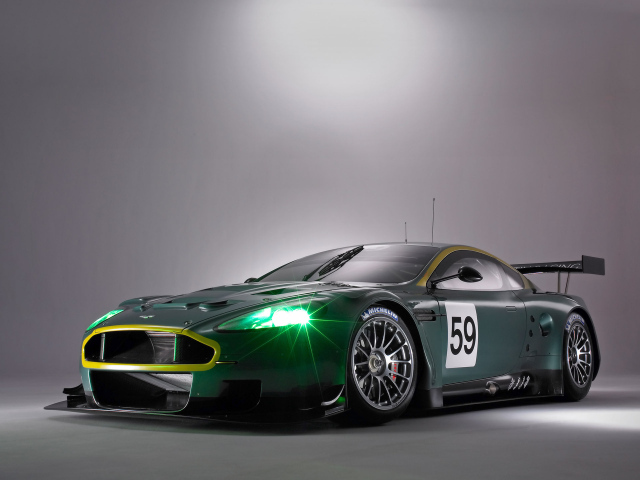 Зеленые фары у спортивного Aston Martin