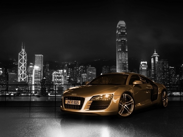 Золотой Audi R10 на фоне города