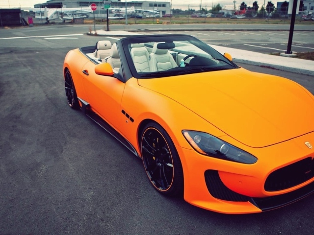 Красивый оранжевый кабриолет Maserati