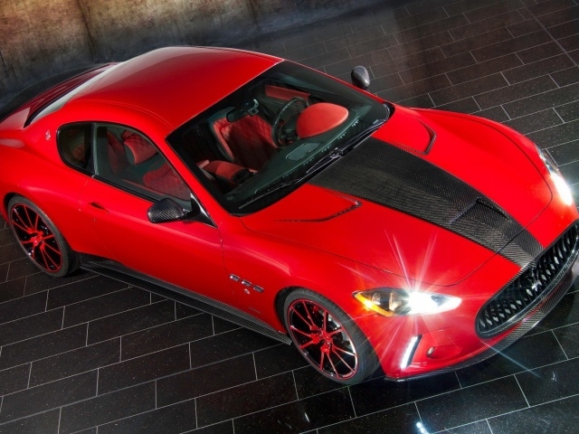 Красивый красный автомобиль Maserati