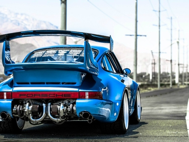 Синий спортивный Porsche 911